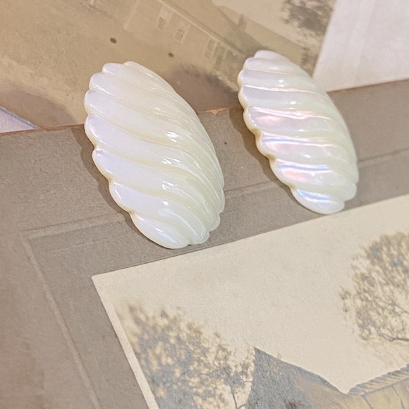 Vintage Mother of Pearl Scalloped Iridescent Shell Pierced Ear Earrings - Picture 11 of 16